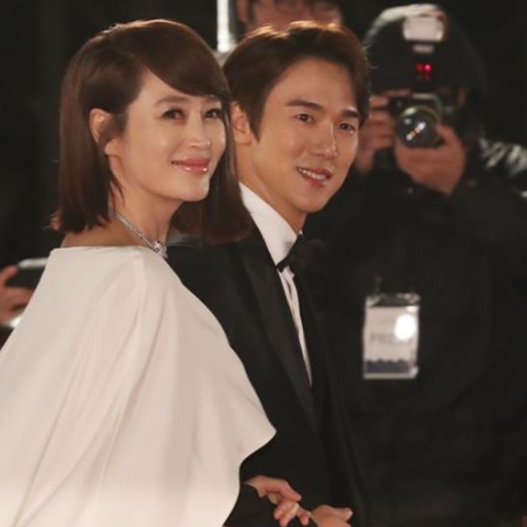 Actress Kim Hye-soo (left) and actor Yoo Yeon-seok, the hosts of last Friday’s Blue Dragon Film Awards, smile for the cameras as they walk on the red carpet before the event in Seoul. Photo: Yonhap