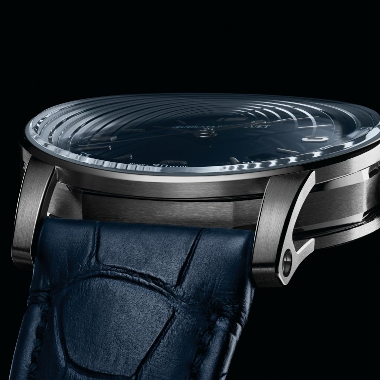 The face of the Audemars Piguet Code 11.59 watch looks big thanks to a nearly non-existent bezel and a double curved sapphire glass with an internal surface shaped like a dome and an external surface that is vertically curved from 6 to 12 o’clock.