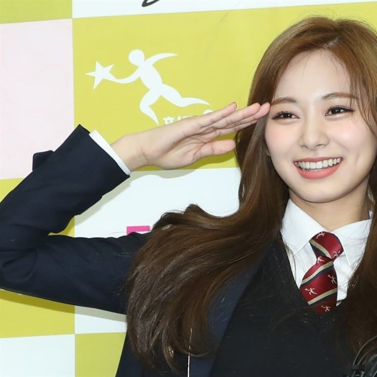 Tzuyu of K-pop girl group TWICE bids farewell to her high school, Hanlim Multi Arts School, in Songpa-gu, Seoul, on Tuesday.