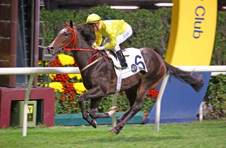 Lucky Sweynesse wins impressively on debut at Happy Valley. Photos: HKJC