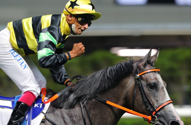 Karis Teetan punches the air after the win of Dragon Kingdom at Happy Valley. Photos: Kenneth Chan