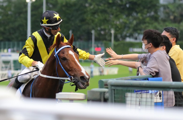 Joao Moreira greets fans after winning aboard Tailor Made at Happy Valley. Photos: Kenneth Chan