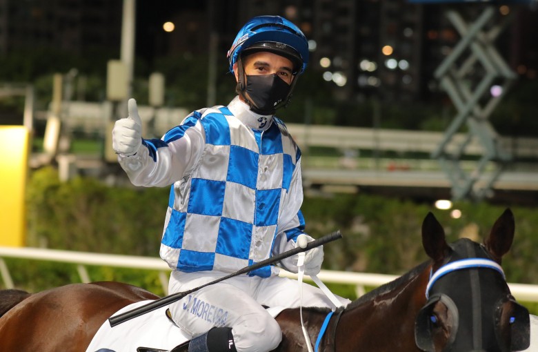 Thumbs up from Joao Moreira on Sugar Sugar after he draws level with Zac Purton in the jockeys’ championship. Photo: Kenneth Chan