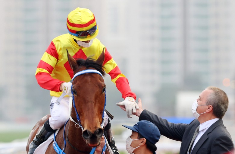 Caspar Fownes greets Galaxy Witness after the third of his four victories in his first campaign. Photos: Kenneth Chan