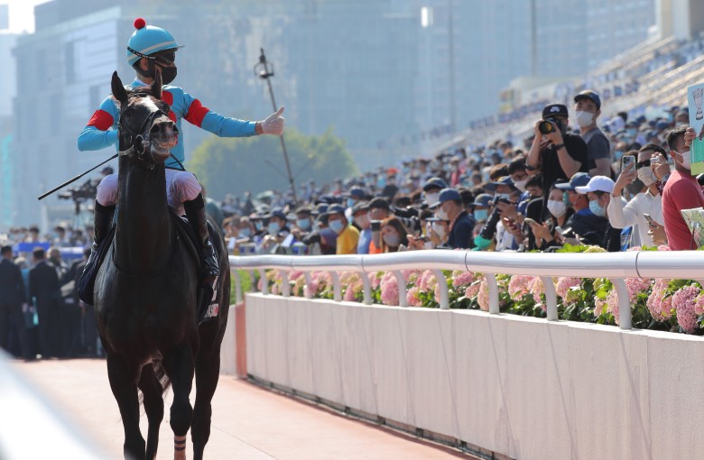 Glory Vase chases history in a Hong Kong Vase loaded with