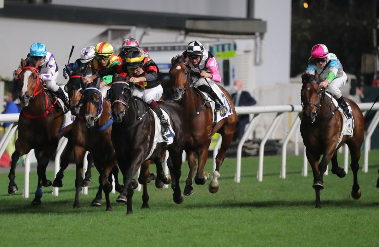 The field thunders down the Happy Valley straight. Photos: Kenneth Chan