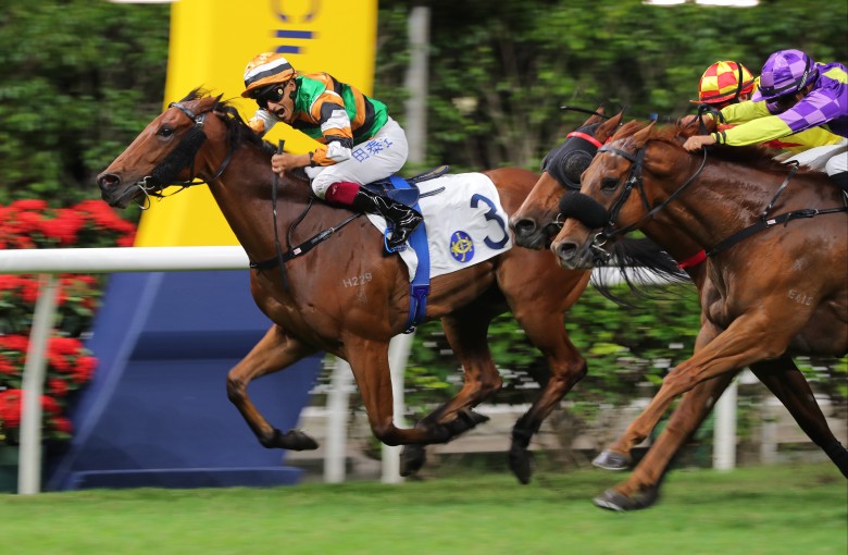 Karis Teetan shouts with delight as Fortune Warrior salutes at Happy Valley last night. Photo: Kenneth Chan