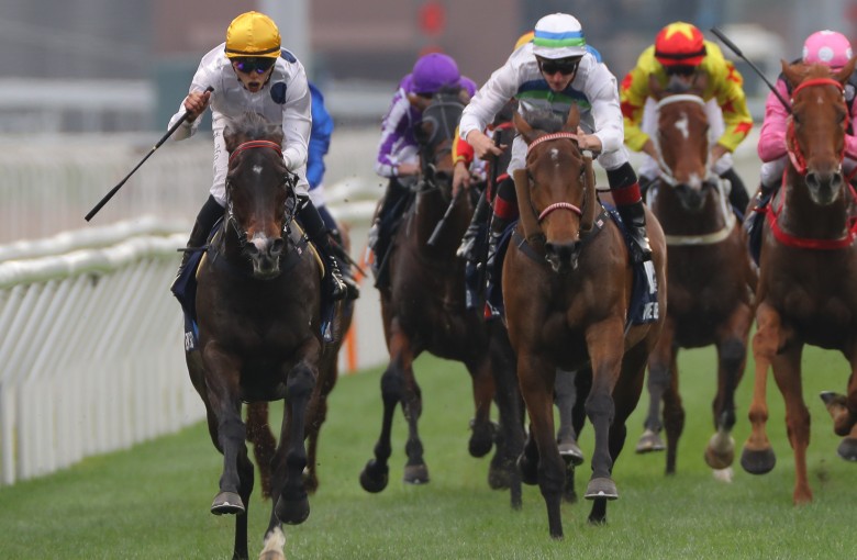 Golden Sixty (left) beats home Voyage Bubble in the Group One Hong Kong Mile on December 10. Photo: Kenneth Chan