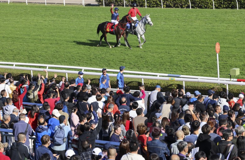 Zac Purton waves to fans after winning the Chinese New Year Cup aboard Red Lion at Sha Tin on Monday. Photo: Dickson Lee