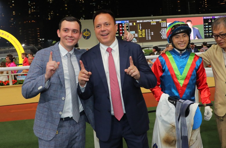 Caspar Fownes (centre) celebrates his 1,100th Hong Kong win with son Ronan (left) and Ellis Wong at Happy Valley. Photos: Kenneth Chan