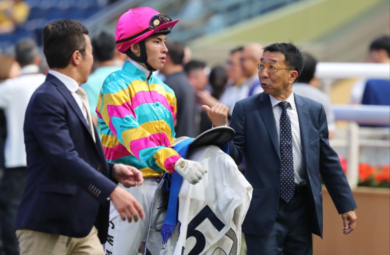 Trainer Me Tsui (right) discusses Super Axiom’s midweek victory with jockey Ellis Wong. Photos: Kenneth Chan