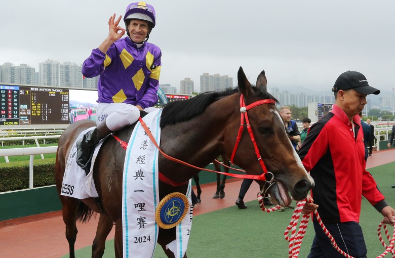 Hugh Bowman reunites with Helios Express in the Jockey Club Sprint. Photos: Kenneth Chan