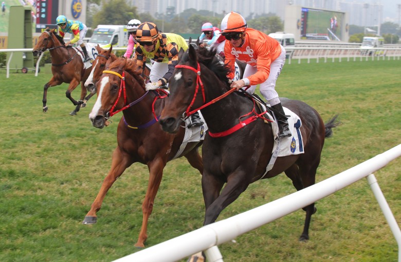 Howdeepisyourlove (inside) overhauls Magic Control in the firnal stride. Photos: Kenneth Chan