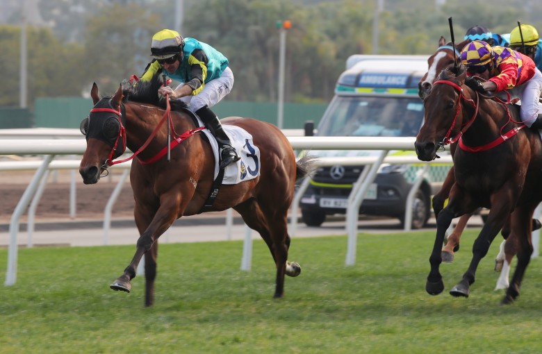 Raging Blizzard bursts clear to win  under Hugh Bowman. Photos: Kenneth Chan