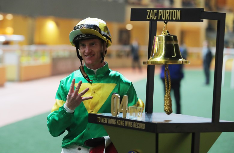 Zac Purton rings the bell counting down the number of wins needed to break Douglas Whyte’s record. Photos: Kenneth Chan