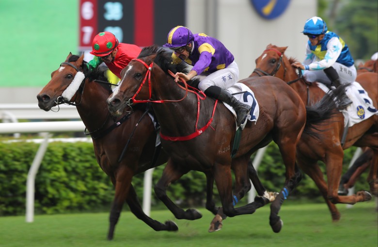 Helios Express (outside) rockets home to beat Invincible Sage in the Group Three Sha Tin Vase. Photos: Kenneth Chan
