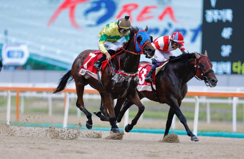 Self Improvement (outside) digs deep to win Sunday’s Group Three Korea Sprint (1,200m). Photos: Kenneth Chan