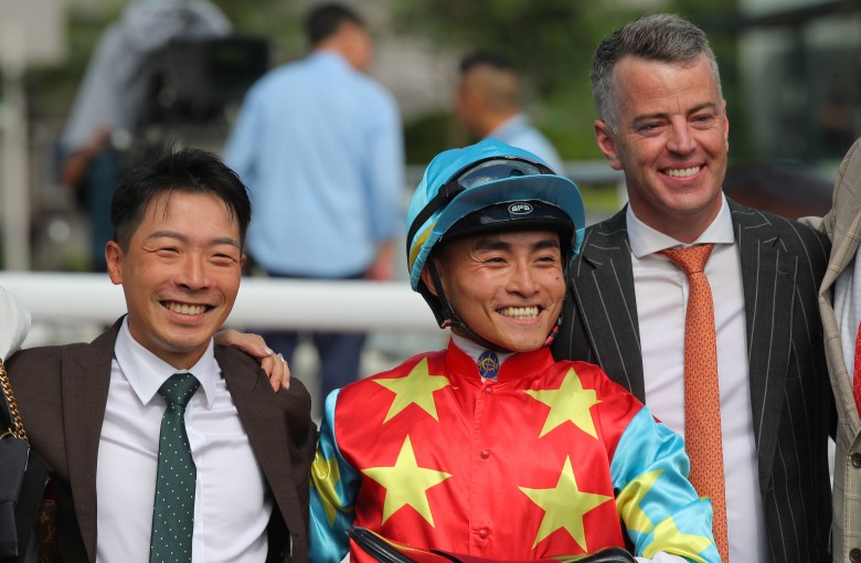 Trainer Jamie Richards (right), assistant trainer Ben So (left) and jockey Keith Yeung celebrate Goldentronicmighty’s victory. Photos: Kenneth Chan