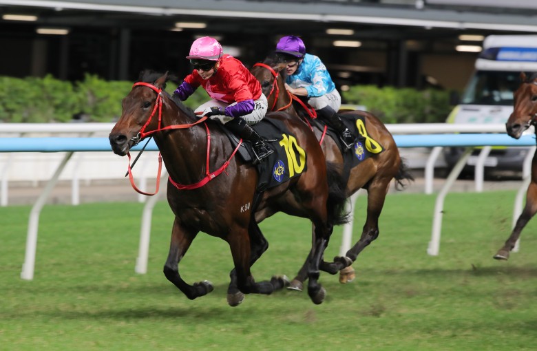 Hollie Doyle delivers aboard Run Run Smart at Happy Valley. Photos: Kenneth Chan