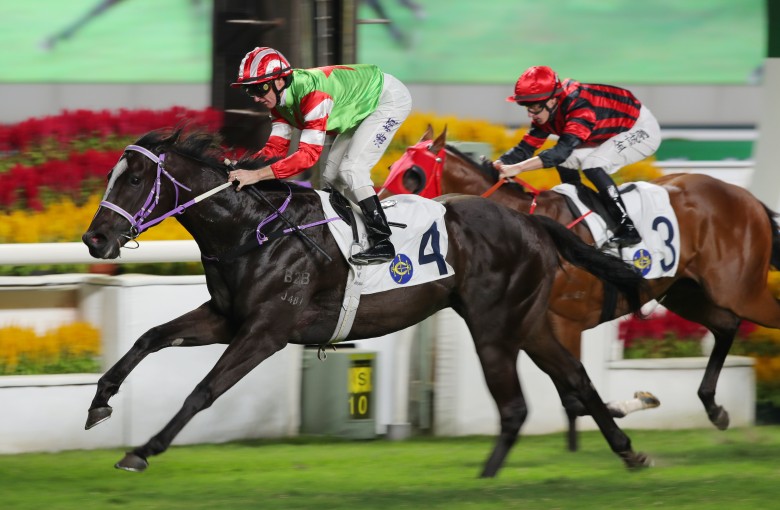 Top Dragon storms home down the outside to win under Zac Purton. Photos: Kenneth Chan