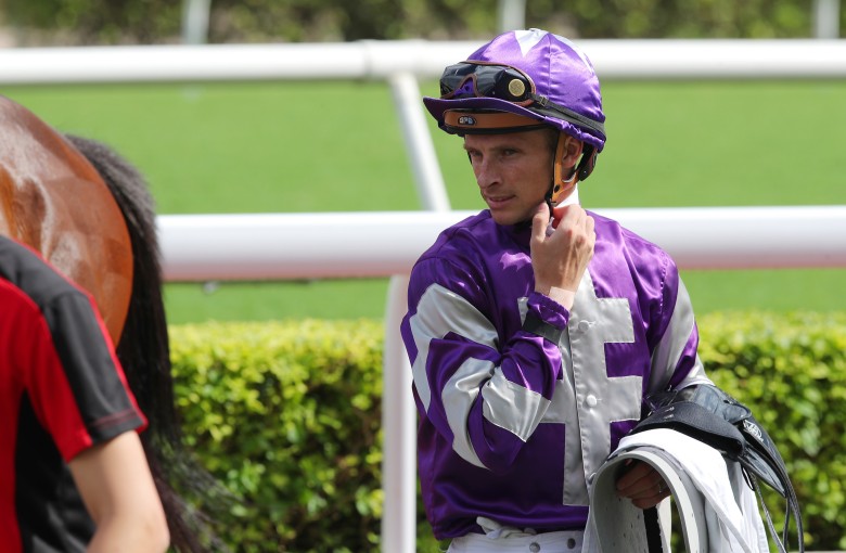 Lyle Hewitson has a useful book at Happy Valley. Photos: Kenneth Chan