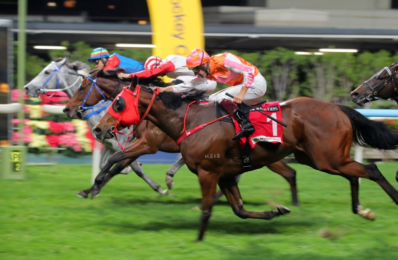 Kaholo Angel (far side) dead-heats with Helene Feeling (1). Photos: Kenneth Chan