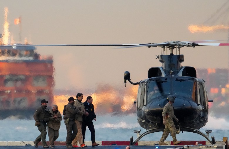 US Drug Enforcement Administration agents move captured Venezuelan President Nicolas Maduro and his wife Cilia Flores out of a helicopter in New York City, on January 5. Photo: Reuters