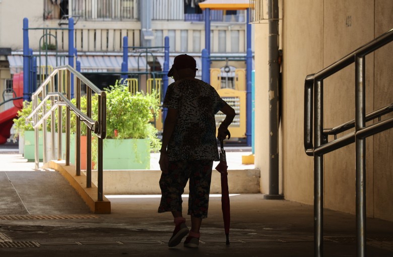 An elderly woman at Oi Man Estate in Ho Man Tin in October 2025. Photo: Jelly Tse