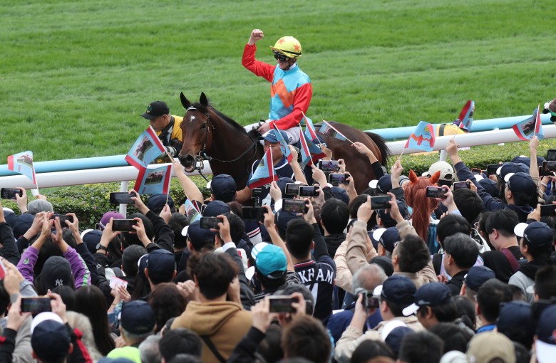 Jockey Zac Purton celebrates Ka Ying Rising’s Hong Kong Sprint success with fans at Sha Tin. Photos: Kenneth Chan
