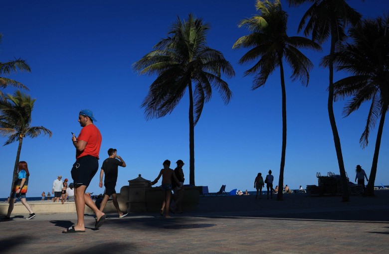 People enjoy the beach as well as the Hollywood Beach boardwalk on February 10 in Hollywood, Florida. Hollywood, also known as the “Quebec of the South,” has seen fewer French-Canadian tourists in 2026 due to recent tensions between the US and Canada. Photo: Getty Images / AFP