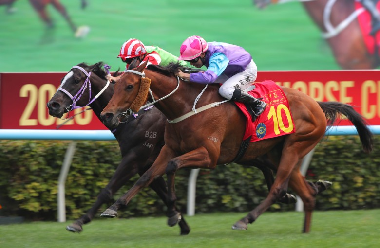 Stunning Peach gets up on the outside of Top Dragon to narrowly win the Year Of The Horse Cup. Photos: Kenneth Chan