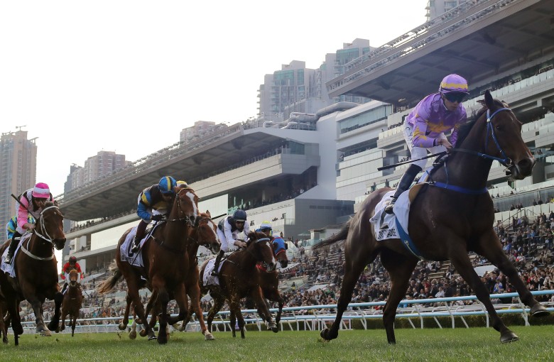 Vincent Ho guides Little Paradise to victory in the Classic Mile. Photos: Kenneth Chan