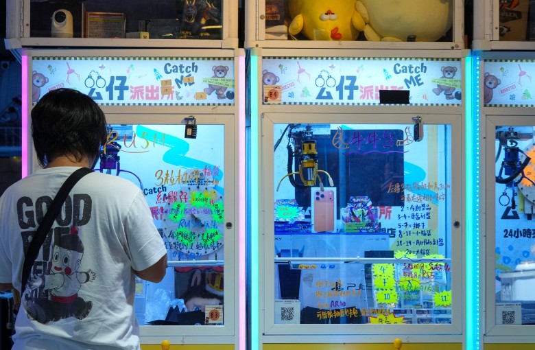 A person tries their luck at a claw machine in Causeway Bay on May 4. Photo: Jelly Tse