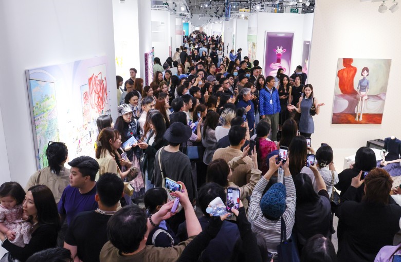People pack the aisles at the Hong Kong Convention and Exhibition Centre on the final public day of Art Basel Hong Kong 2026 on March 29. Photo: Dickson Lee