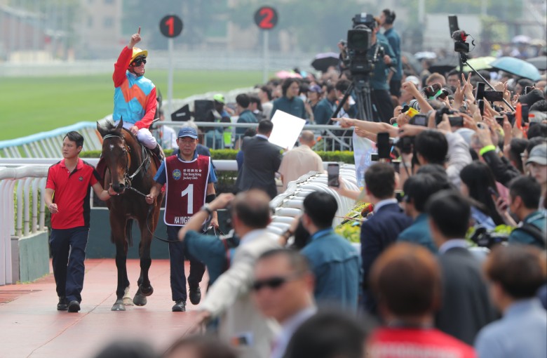 Zac Purton salutes the Sha Tin crowd after Ka Ying Rising’s Chairman’s Sprint Prize win last month. Photos: Kenneth Chan