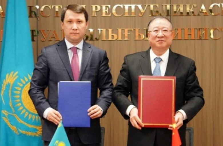 Kazakh Agriculture Vice-Minister Yermek Kenzhekhanuly (left) and Liu Huanxin, head of China’s National Food and Strategic Reserves Administration, pose at the signing for the creation of a grain-trading platform, in Astana, Kazakhstan, on May 21. Photo: Handout