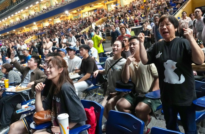 A large crowd of horse-racing enthusiasts enjoyed the final day of the season at Happy Valley Racecourse on Wednesday. Photo: Karma Lo