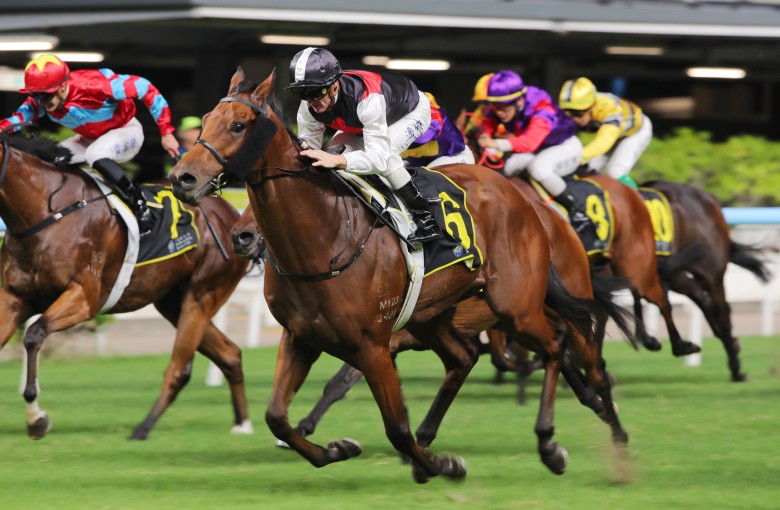 Young Arrow storms home to score under Zac Purton. Photos: Kenneth Chan