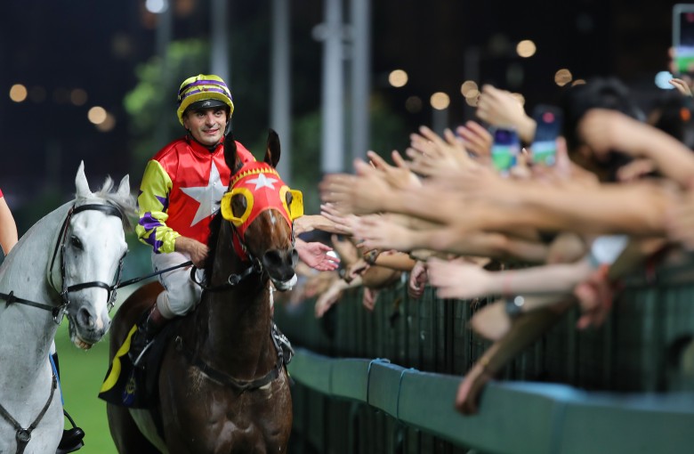 Andrea Atzeni celebrates his win on Crimson Flash last season with the Happy Valley crowd. Photos: Kenneth Chan