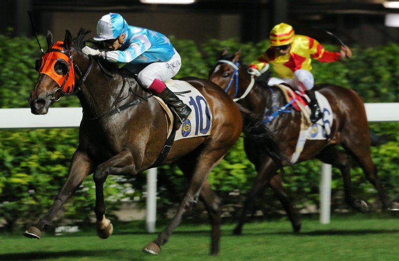 Derek Leung guides Enjoy Life to victory at Happy Valley on Wednesday night. Photo: Kenneth Chan