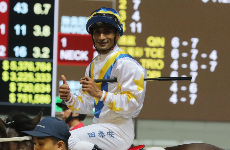 Karis Teetan gives a thumbs up after winning on Hong Kong Bet at Happy Valley. Photos: Kenneth Chan