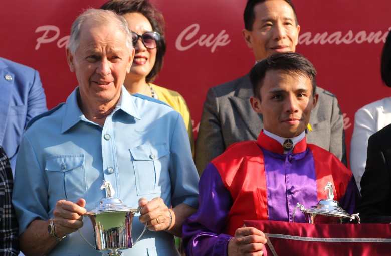 John Moore and Alfred Chan collect their trophies for winning the Panasonic Cup on Saturday. Photos: Kenneth Chan