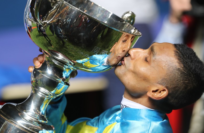 Karis Teetan kisses the Longines International Jockeys’ Championship trophy at Happy Valley on Wednesday night. Photo: Kenneth Chan