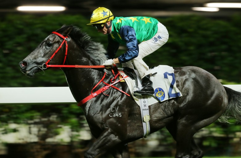 Zac Purton guides Reliable Team to victory at Happy Valley. Photos: Kenneth Chan