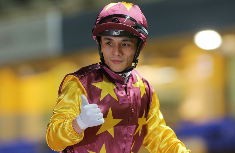 Alfred Chan gives the thumbs up after winning aboard Very Sweet Orange. Photos: Kenneth Chan