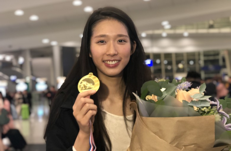 Fencer Vivian Kong Man-wai shows off the gold medal she won at a World Cup event in Havana, Cuba in 2019. Photo: Chan Kin-wa