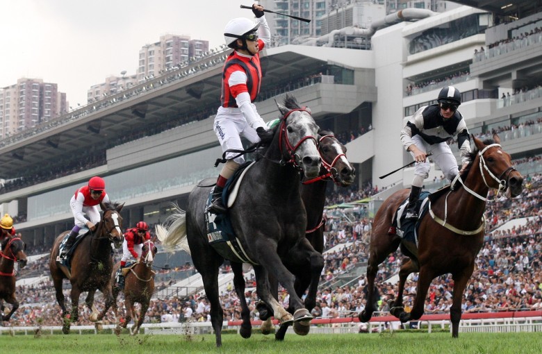 Masami Matsuoka salutes as Win Bright captures the 2019 FWD QE II Cup. Photos: Kenneth Chan