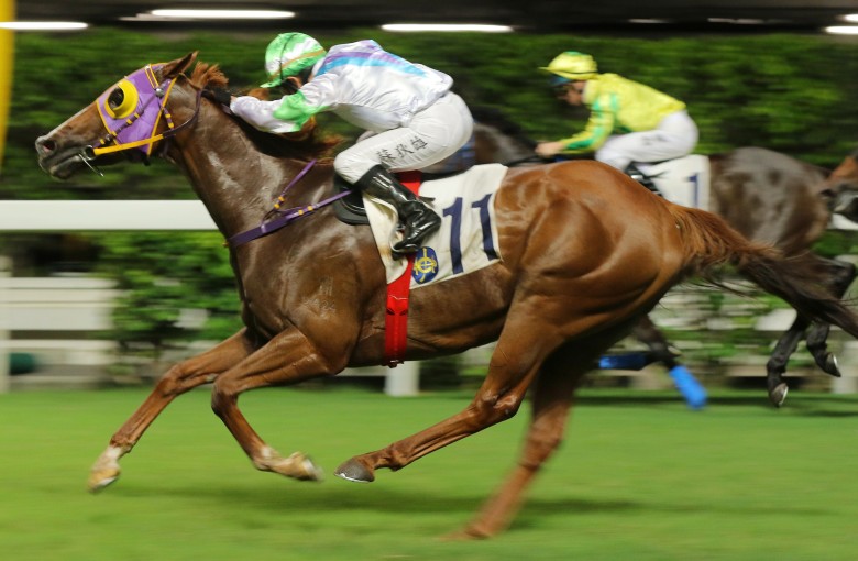 Top Military swoops home to win at 283-1 on Wednesday night. Photos: Kenneth Chan