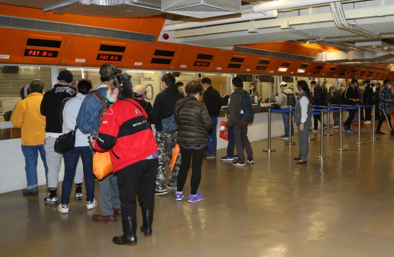 Customers line up to place bets at Sha Tin. Photos: Kenneth Chan