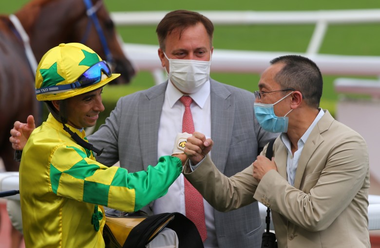 Jockey Joao Moreira and trainer Caspar Fownes (centre) celebrate Sky Field’s win with connections. Photos: Kenneth Chan